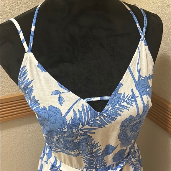 My Michelle Floral Blue and White Criss Cross Strap Wide Leg Jumpsuit Size 5! - Picture 5 of 16